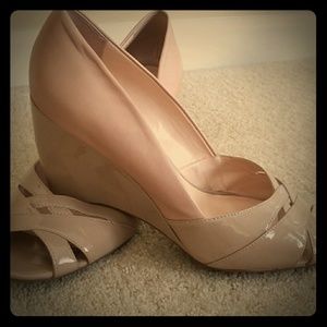 Head turning wedge shoes